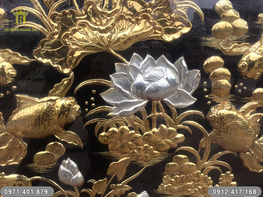 tranh c&aacute; ch&eacute;p hoa sen mạ v&agrave;ng